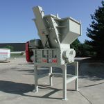 Quad-Shaft Shredder with Hydraulic Ram Assist